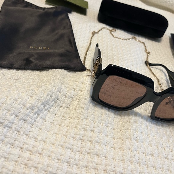 Gucci Rectangular sunglasses with chain - Picture 9 of 16